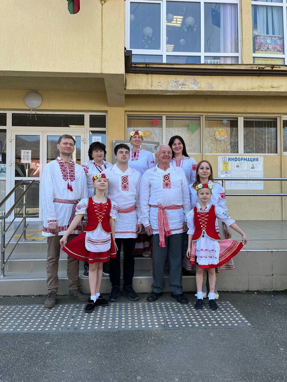Семья общины в национальных белорусских костюмах